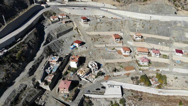 Sular altında kalan köylerini terk etmediler, yeni köylerini de hemen yukarıya inşa ettiler