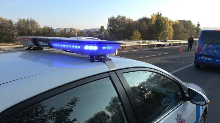 Tıra çarpan otomobil sürüklenerek ters döndü: 1 ölü, 5 yaralı G1