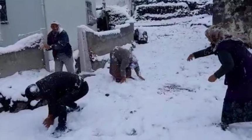 Eşleriyle birlikte kar topu oynayarak karın tadını çıkardılar