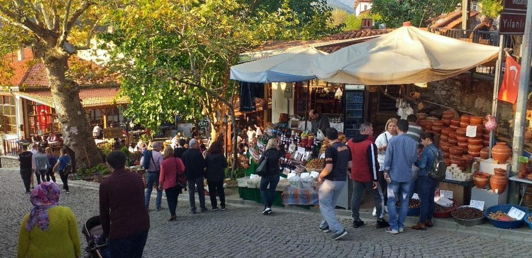 Tarihi kent Birgi, hafta sonu ziyaret&ccedil;i akınına uğradı