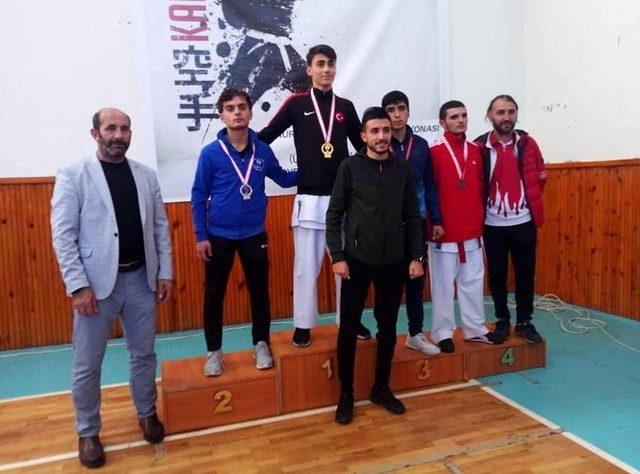 Bayburt’ta Cumhuriyet Kupası Karate Şampiyonası renkli görüntülere sahne oldu