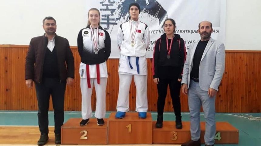 Bayburt&rsquo;ta Cumhuriyet Kupası Karate Şampiyonası renkli g&ouml;r&uuml;nt&uuml;lere sahne oldu