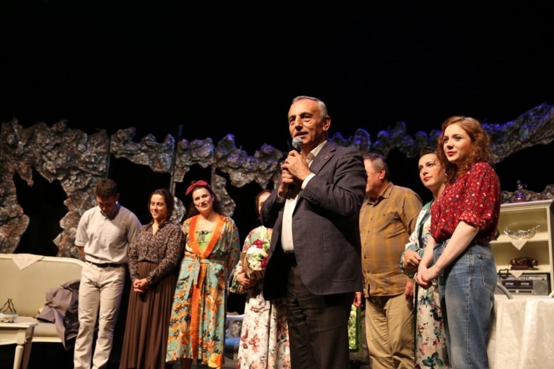 K&uuml;&ccedil;&uuml;k&ccedil;ekmece&rsquo;de tiyatro sezonu a&ccedil;ıldı