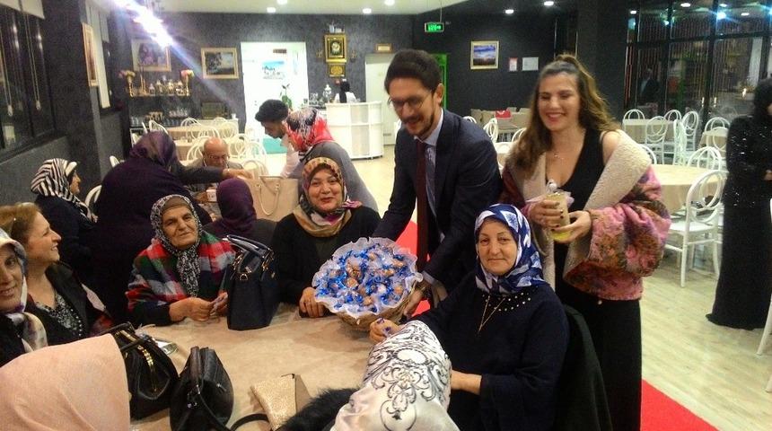 Mutlu g&uuml;nlerinde kayısı ikramı