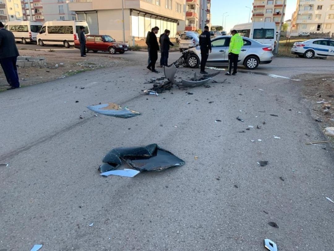 Minib&uuml;s ile otomobil &ccedil;arpıştı: 6 yaralı