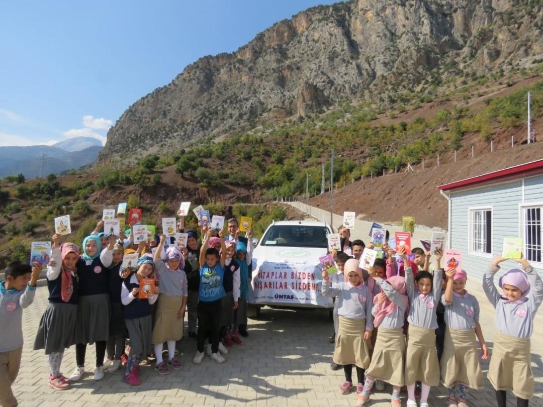 Aladağlar Milli Parkı&rsquo;nda kitap dağıtımı