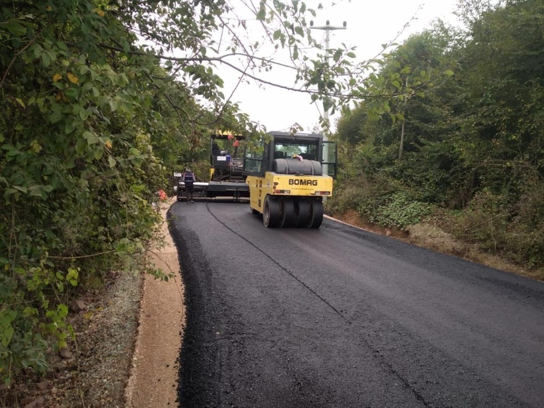 Bin 700 metrelik k&ouml;y yoluna sıcak asfalt