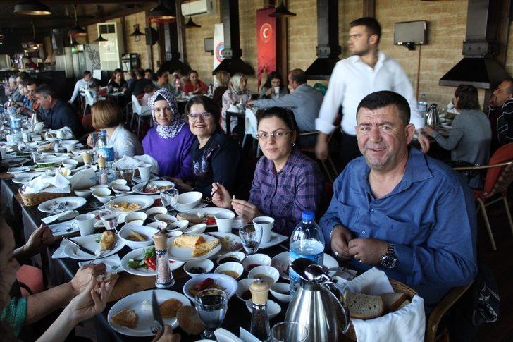 Şehit ve gazi aileleri birlik-beraberlik kahvaltısında bir araya geldi G3