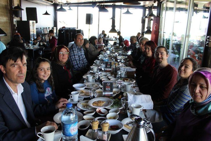 Şehit ve gazi aileleri birlik-beraberlik kahvaltısında bir araya geldi G4