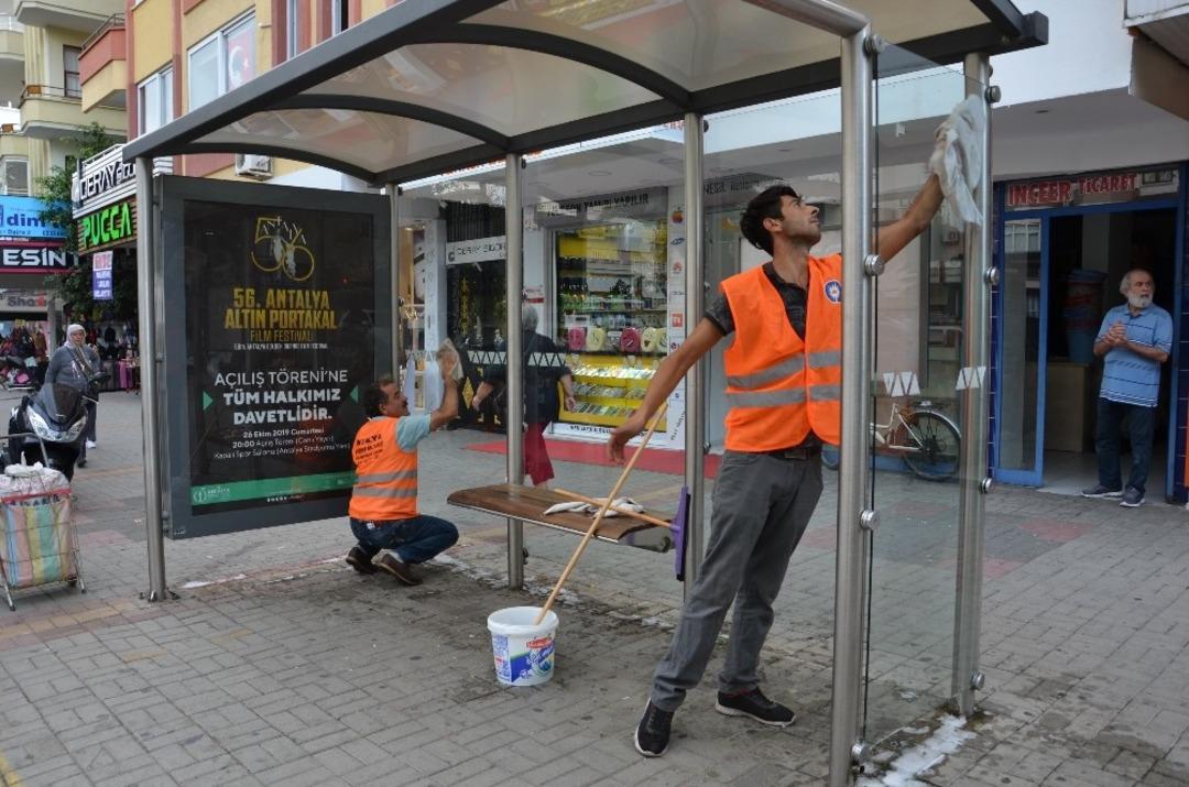 Alanya&rsquo;da otob&uuml;s duraklarında temizlik &ccedil;alışması