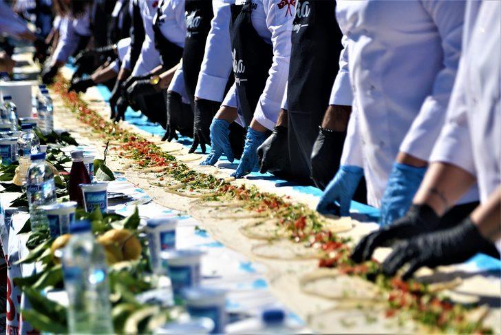 Narenciye Festivali'nde aşçılık bölümü öğrencilerinden 33 metrelik tantuni G3