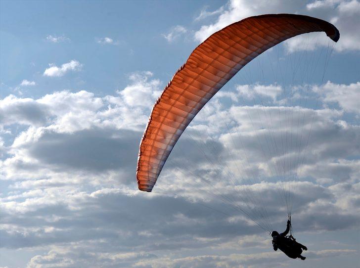 Ardahan'da gökyüzü renklendi! Adrenalin dolu anlar G3