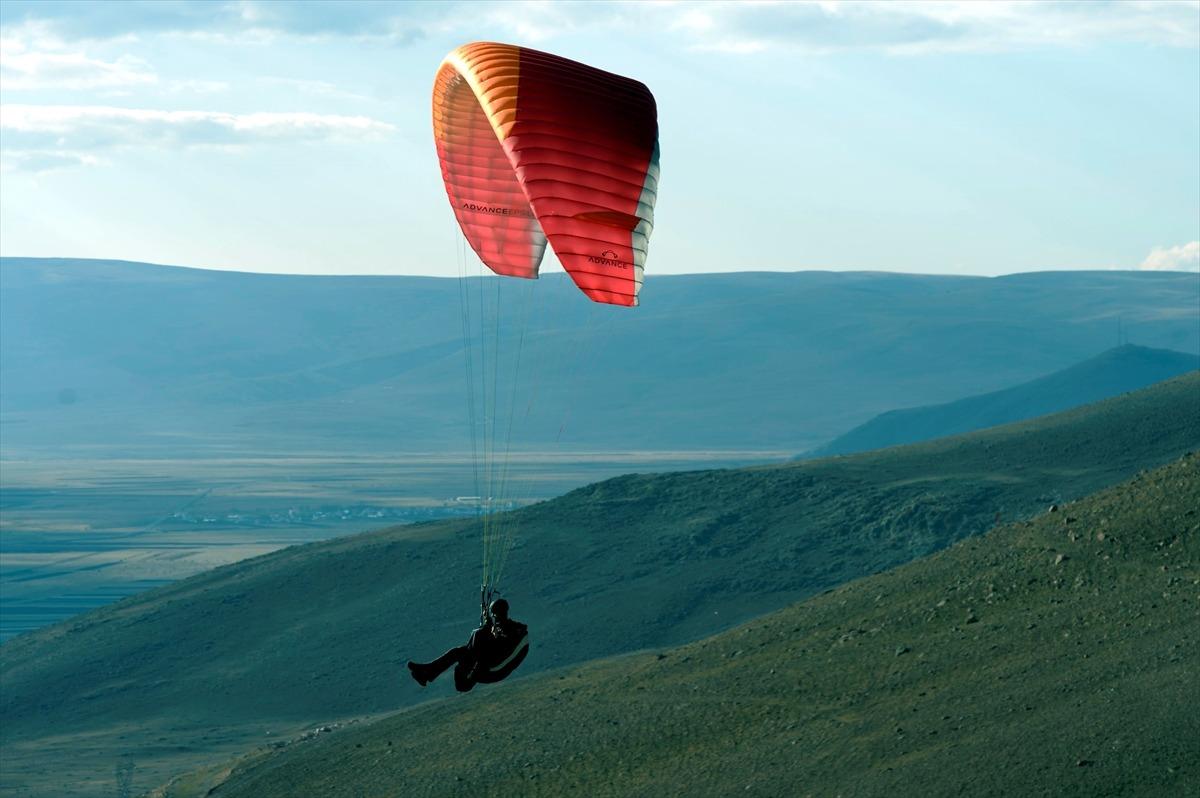 Ardahan'da g&ouml;ky&uuml;z&uuml; renklendi! Adrenalin dolu anlar