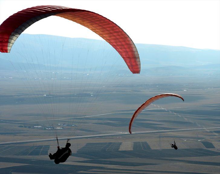 Ardahan'da gökyüzü renklendi! Adrenalin dolu anlar G5