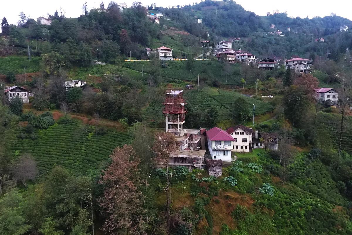 K&ouml;y&uuml;ne g&ouml;zlem kulesi yapıyor