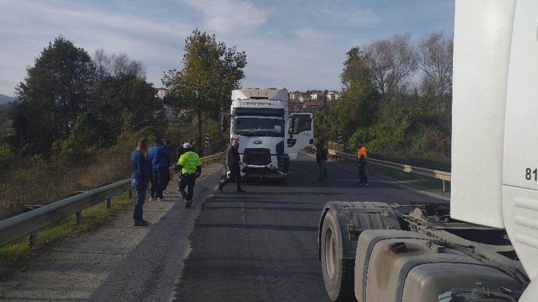 Yokuş aşağı giden tır otomobile &ccedil;arptı 3 kişi yaralandı