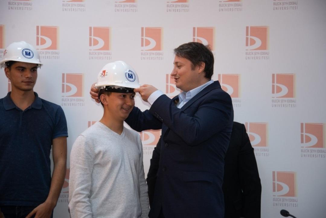 M&uuml;hendis adayları ilk kez baret taktı