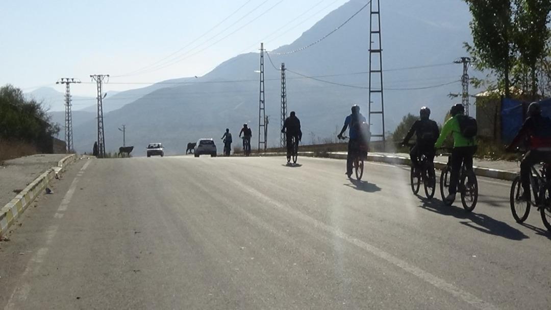 700 kilometre pedal &ccedil;evirerek 5 bin &ouml;ğrenciye kitap ulaştırdılar