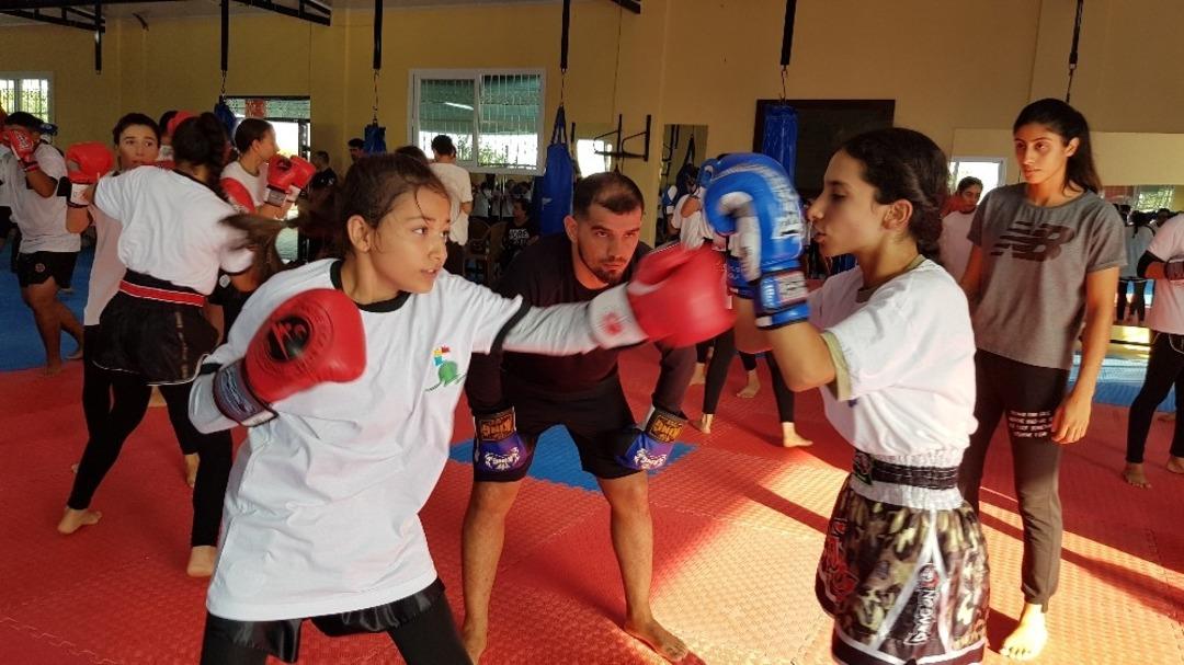 Muay Thai&rsquo;nin d&uuml;nya yıldızı, gen&ccedil; sporcularla idman yaptı