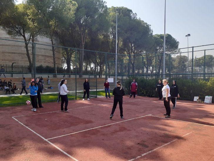 Ev kadınları ve çalışan kadınlar voleybol turnuvasında buluştu G4