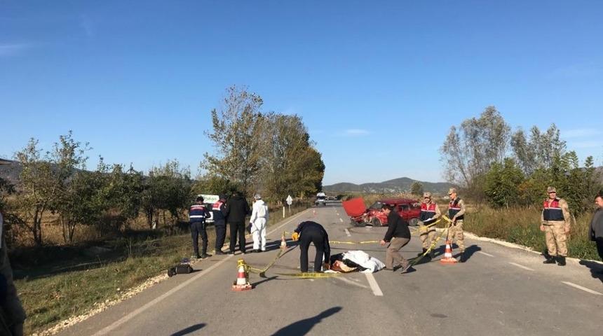 Servis aracıyla otomobil çarpıştı: 1 Ölü, 9 Yaralı