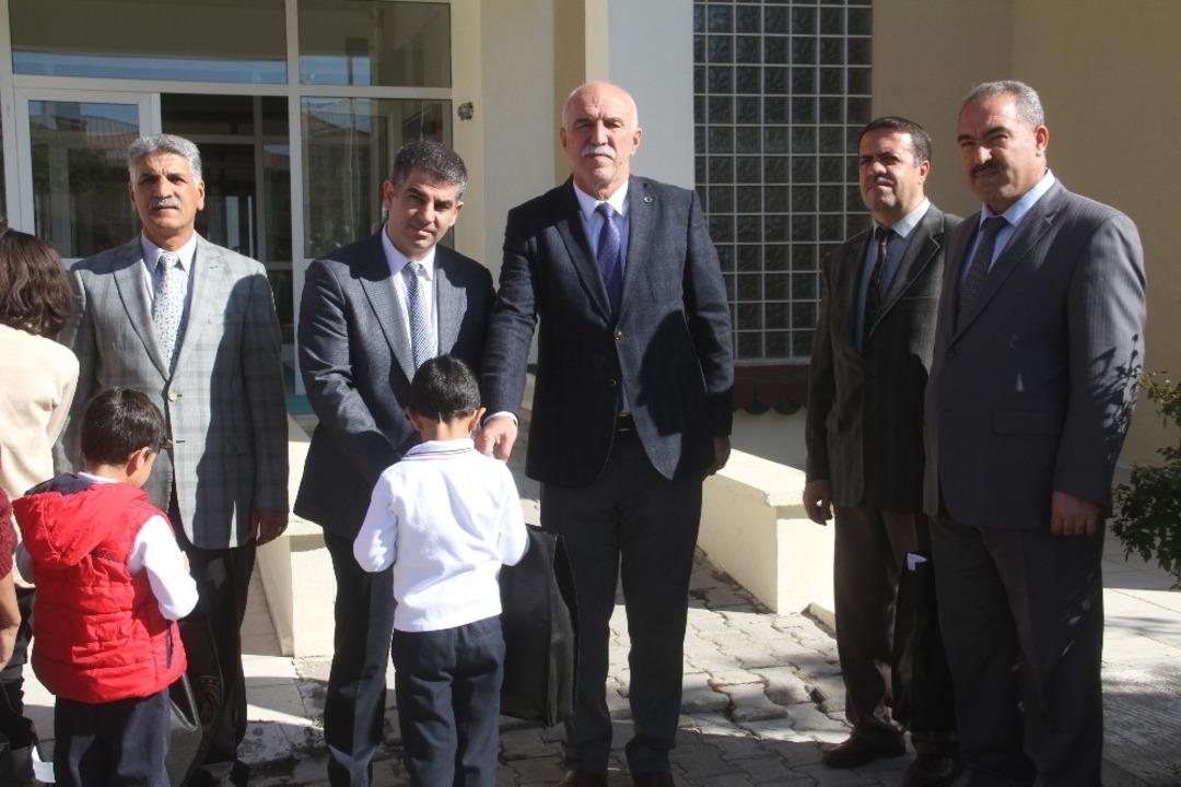 Sevgi evlerindeki &ccedil;ocuklar ziyaret edildi, hediyeler verildi