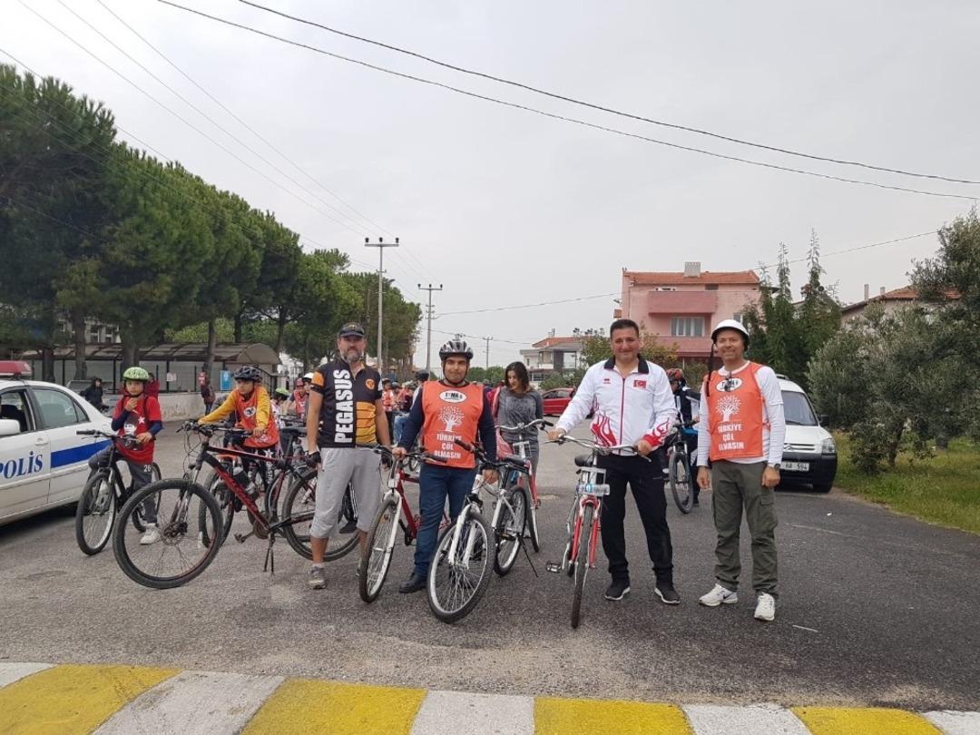Burhaniyeli &ouml;ğrenciler sahilde pedal &ccedil;evirdi