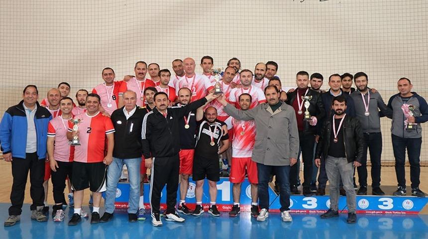 Erzincan&rsquo;da kurumlar arası voleybol turnuvasının şampiyonu Milli Eğitim oldu