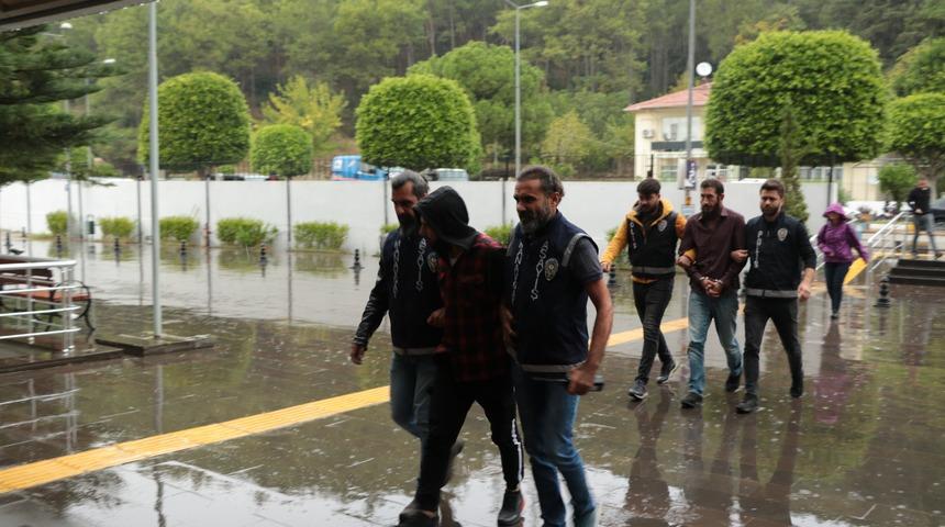 Şikayet ettiği gasp&ccedil;ılarla birlikte uyuşturucu kullanırken basıldı