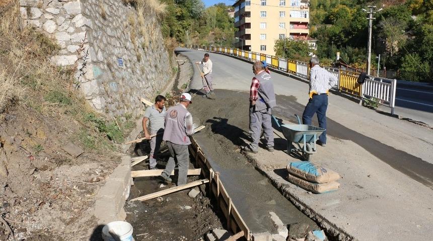Bitlis Belediyesi su kanallarında &ccedil;alışma başlattı