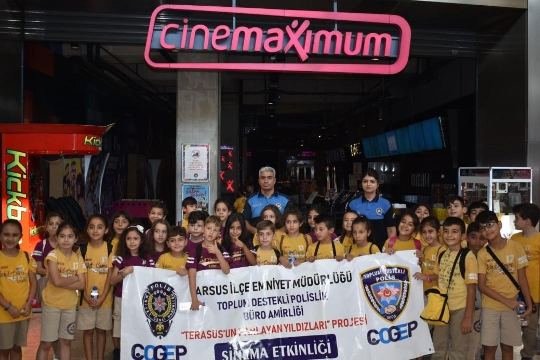 Tarsus&rsquo;ta polis 530 &ouml;ğrenciyi sinemaya g&ouml;t&uuml;rd&uuml;