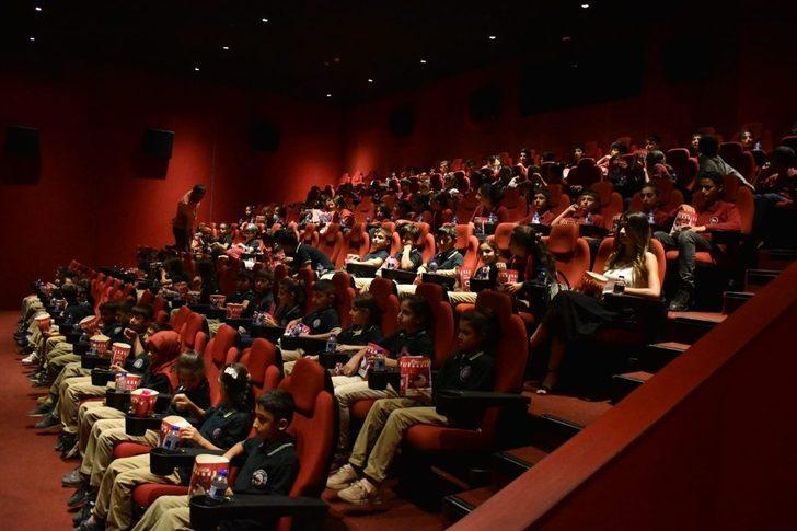 Tarsus’ta polis 530 öğrenciyi sinemaya götürdü G4