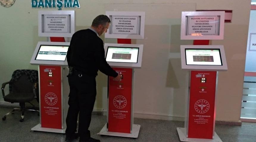 Hastane koridorlarında kayıt kuyruğuna son