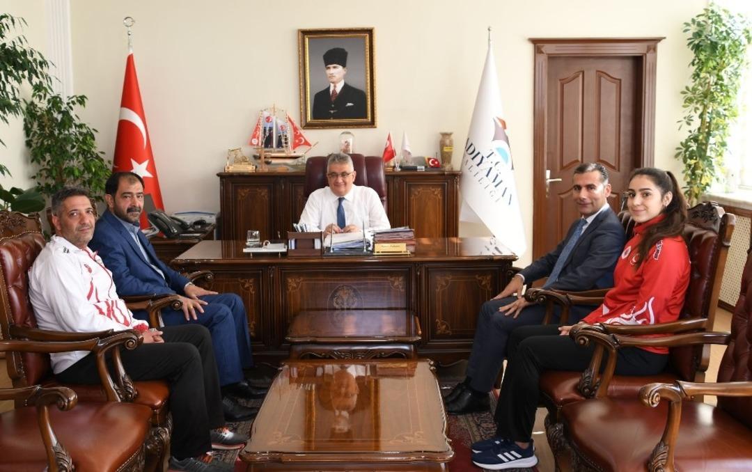 D&uuml;nya muay thai şampiyonundan Vali Aykut Pekmez&rsquo;e ziyaret