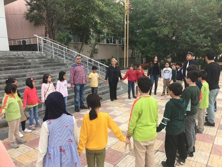 İlkokul öğrencileri DÜ Veteriner Fakültesi’ni gezdi G3