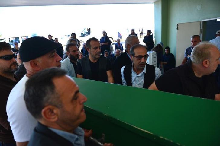 Haluk Levent, annesini son yolculuğuna uğurladı G2