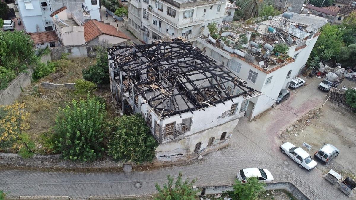 Tarihi konağın yanan kalıntıları, mahallenin korkulu r&uuml;yası oldu