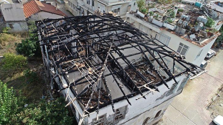 Tarihi konağın yanan kalıntıları, mahallenin korkulu rüyası oldu G2