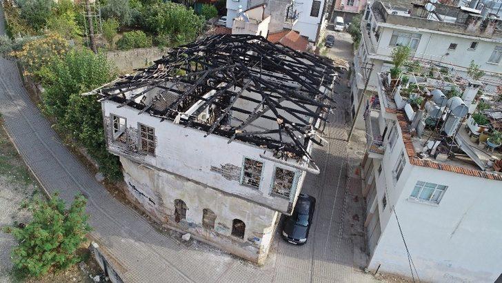 Tarihi konağın yanan kalıntıları, mahallenin korkulu rüyası oldu G5