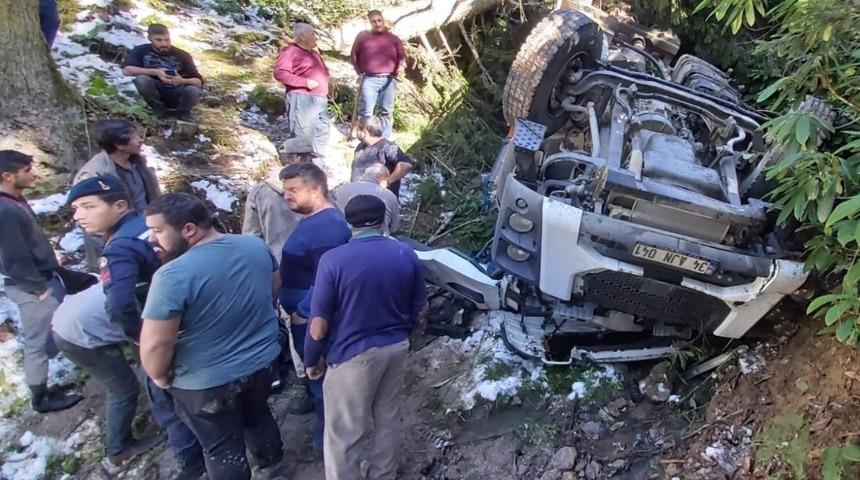 Feci kaza! Hafriyat kamyonu uçuruma yuvarlandı