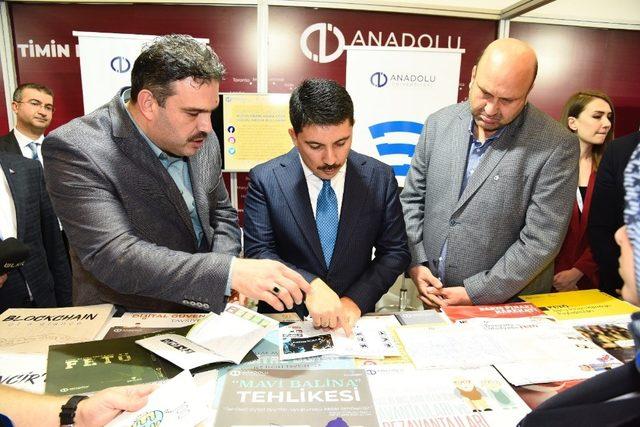 Cumhurbaşkanı Özel Kalem Müdürü Büyükelçi Doç. Dr. Hasan Doğan’dan Anadolu Üniversitesi standına ziyaret