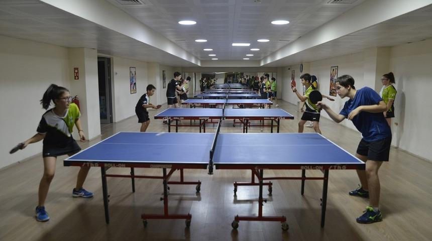 Masa tenisine Tepebaşı imzası