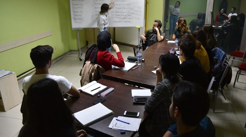 Gençler Tepebaşı’nda dil öğreniyor