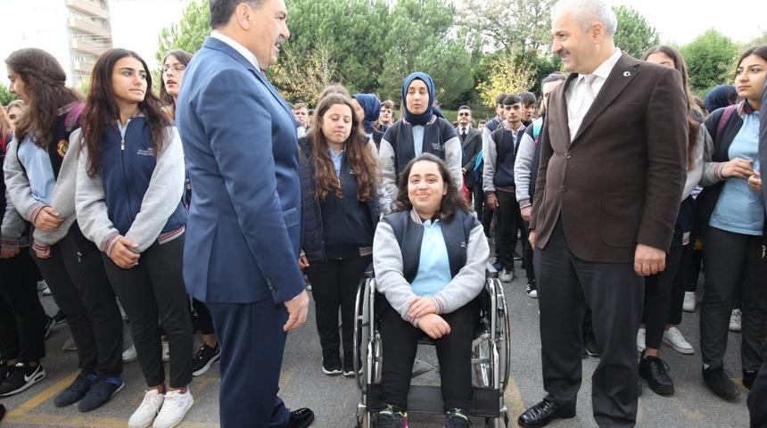 Başkan B&uuml;y&uuml;kg&ouml;z bayrak t&ouml;reninde &ouml;ğrencilerle buluştu