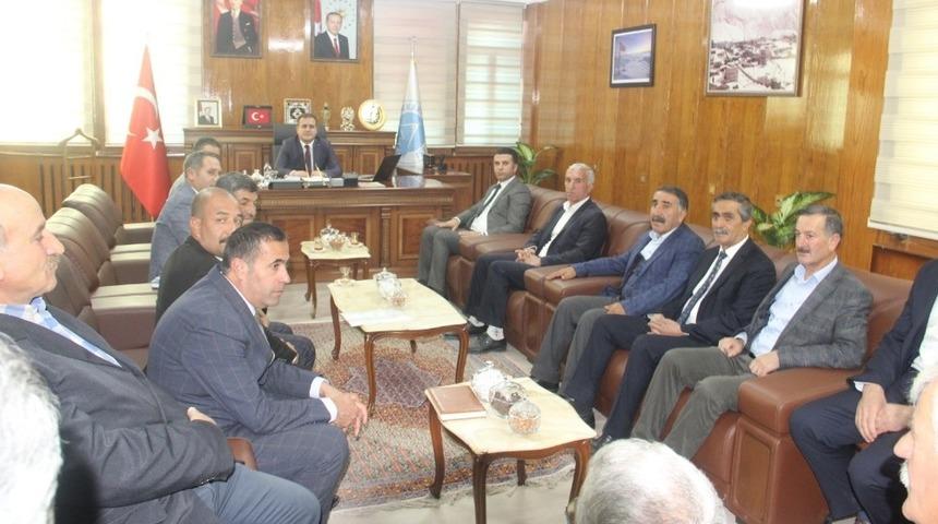 Vali Akbıyık, mahalle muhtarlarıyla bir araya geldi