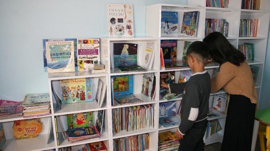 &Ouml;ğretmenler, kendi imkanları ile kurdukları k&uuml;t&uuml;phaneye kitap yardımı bekliyor