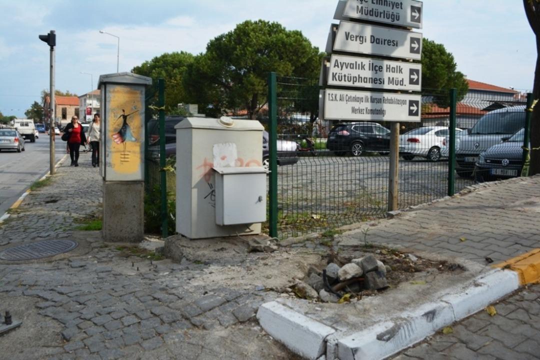 Ayvalık&rsquo;ta bir aydır onarılamayan ve yerde yatan mobese direği haberimizin ardından kaldırıldı