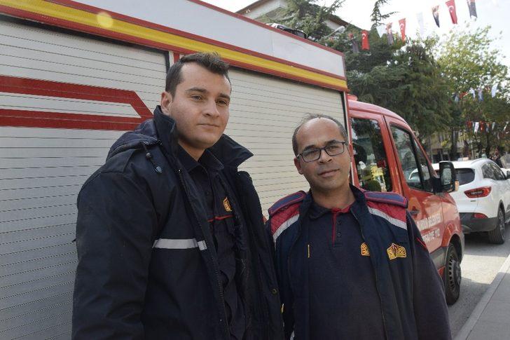 Ağaçta mahsur kalan kediyi itfaiye ekipleri kurtardı G3