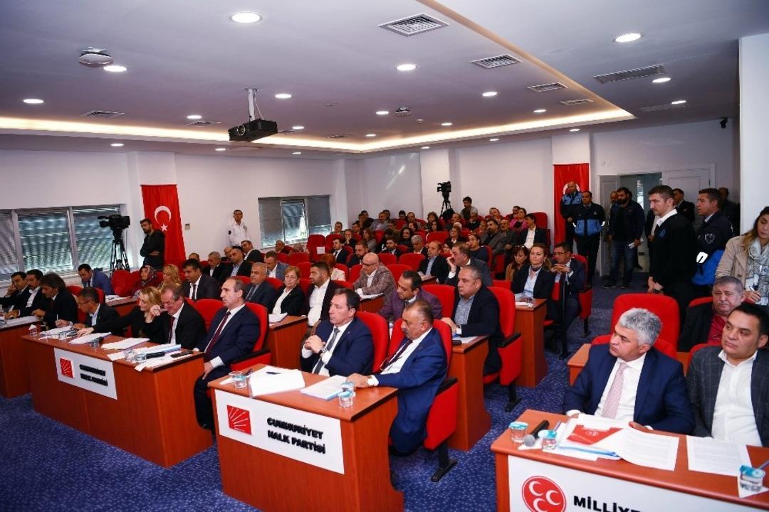 Beylikd&uuml;z&uuml;&rsquo;nde Belediye Meclisi maskeleriyle dikkat &ccedil;ekti