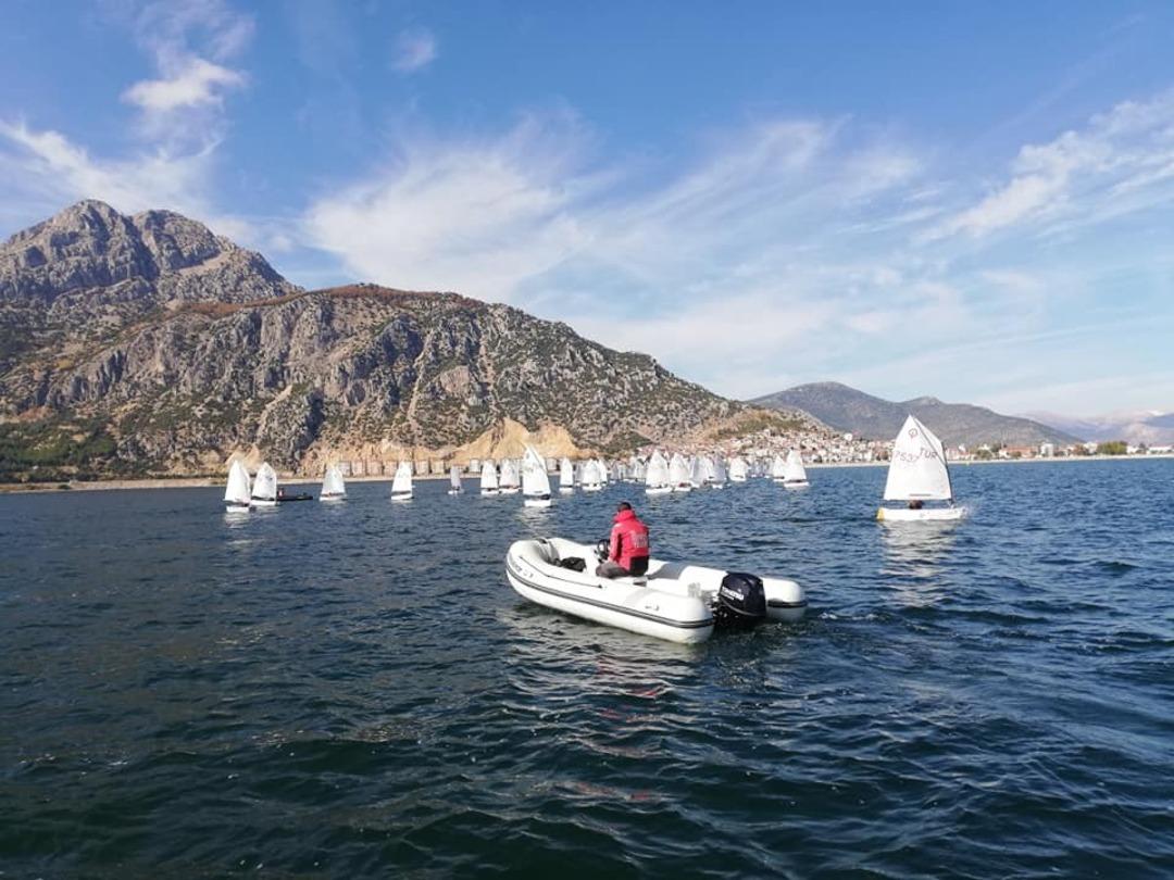 Eğirdir&rsquo;deki 4.Altın Elma Optimist Yelken Yarışları &ouml;d&uuml;l t&ouml;reni ile tamamlandı